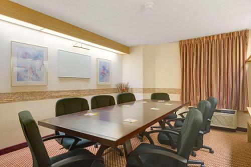 a conference room with a long table and chairs at AIRPORT LODGING Pittsburgh Airport in Coraopolis