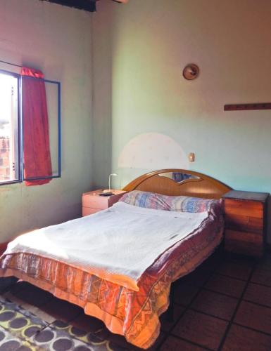 une chambre avec un lit avec une tête de lit en bois dans l'établissement Depto Terraza & Confort, à Posadas