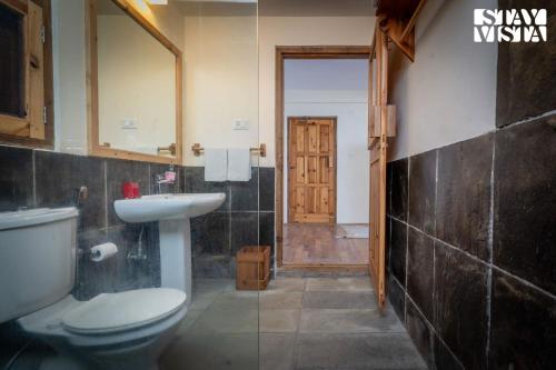 Bilik mandi di StayVista at Seetalvan Orchards with Views, WiFi