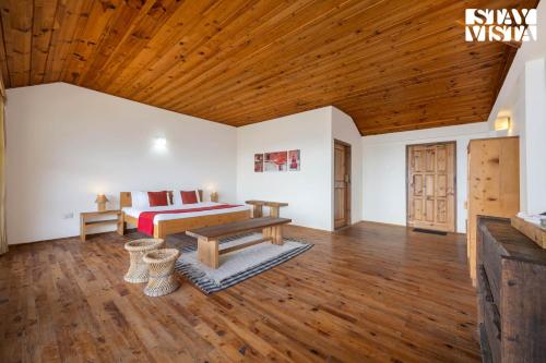 Katil atau katil-katil dalam bilik di StayVista at Seetalvan Orchards with Views, WiFi