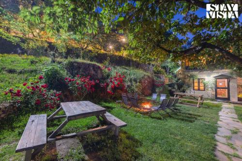 Taman di luar StayVista at Seetalvan Orchards with Views, WiFi