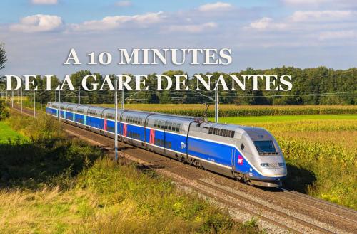 a train on the tracks with the words a minutes de la care de nations at ibis Styles Nantes Centre Place Royale in Nantes