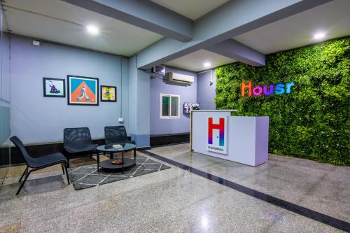 Posezení v ubytování Housr Q City, Hyderabad Gowlidoddy