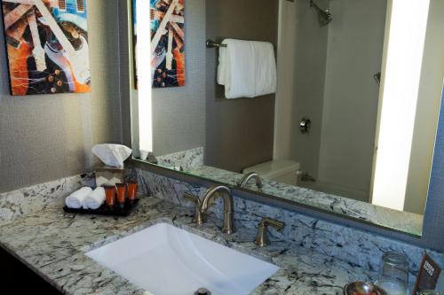 ein Badezimmer mit einem Waschbecken und einem großen Spiegel in der Unterkunft Golden Nugget Lake Tahoe in Stateline