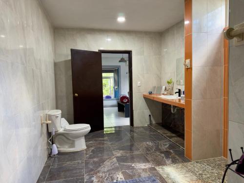 a bathroom with a toilet and a sink at Casa La Perla del Sur Confort y calidez en todos sus espacios in Ticul