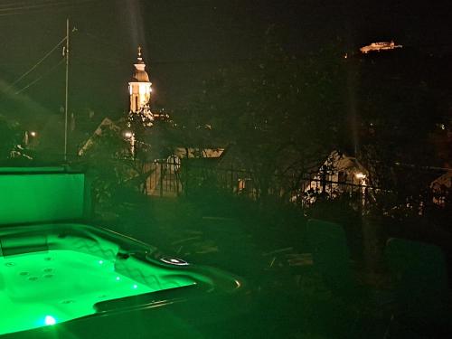 Bazén v ubytování V4 Kilátóterasz Apartmanok Emelet nebo v jeho okolí