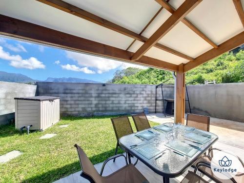 a patio with a table and chairs and a grill at Villa Clokassya - 60m2 avec piscine - Saint-Pierre in Saint-Pierre