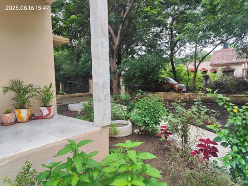 Κήπος έξω από το kailasha nature friendly home stay
