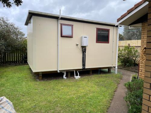 パラパラウム・ビーチにあるCozy Private Unitの家の隣の庭にある移動式住宅
