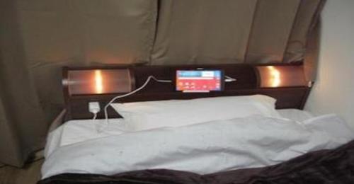 a bed with two lights on top of it at 2-10-15 Imagawa - Apartment / Vacation STAY 7907 in Tokyo