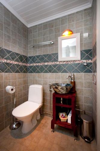 a bathroom with a toilet and a sink at Vaihmalan Hovi in Lempäälä