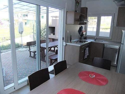 Kuchyň nebo kuchyňský kout v ubytování Apartment in Dolac near the Sea