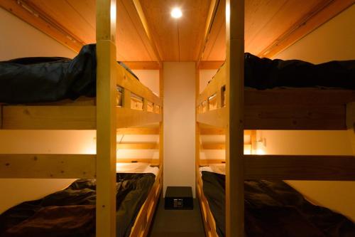 una camera con due letti a castello in una stanza di Guest house Kintoto - Vacation STAY 9780 a Kanazawa
