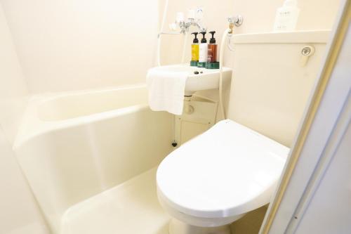 札幌市にあるSapporo - Apartment - Vacation STAY 43058vのトイレと洗面台のある小さなバスルーム