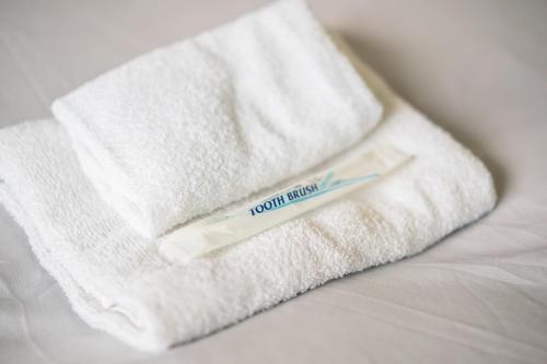 une pile de serviettes posée sur un lit dans l'établissement Murata Corpo / Vacation STAY 4497, à Tokyo