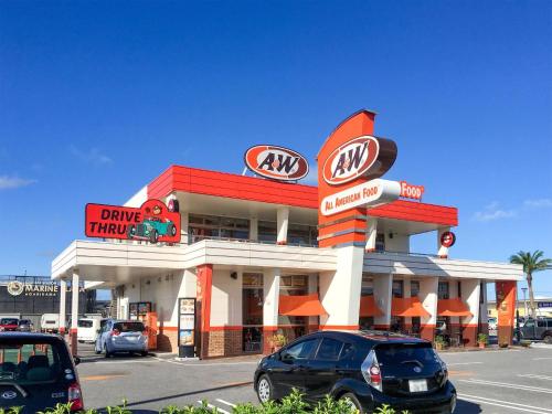 a drive thru restaurant with cars parked in front of it at Pension Marinetown Aratta Vacation STAY 13299 in Gaja