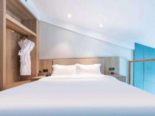 Ένα ή περισσότερα κρεβάτια σε δωμάτιο στο Emerald Bay Hotel