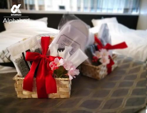 Zwei Körbe mit Blumen auf dem Bett in der Unterkunft Alphabed Takamatsu Kitahama EAST 202 / Vacation STAY 20102 in Takamatsu