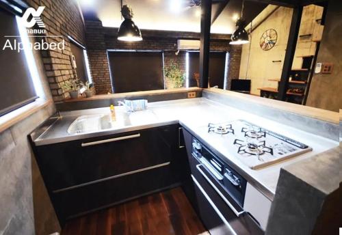 eine Küche mit Spüle und Herd in der Unterkunft Alphabed SunportTakamatsu 701 / Vacation STAY 21860 in Takamatsu