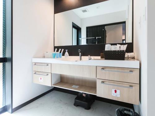 ein Badezimmer mit Waschbecken und Spiegel in der Unterkunft Kyoto - House - Vacation STAY 41844v in Kyoto