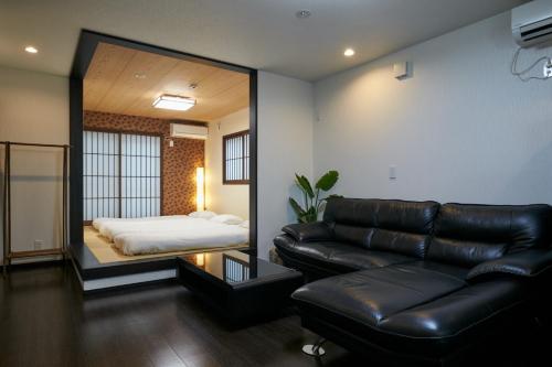 ein Wohnzimmer mit einer Couch und einem Bett in der Unterkunft Kyoto - House - Vacation STAY 41844v in Kyoto