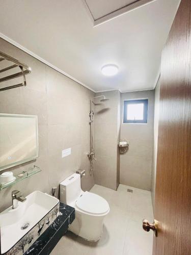 a bathroom with a toilet and a sink at Vươn Ra Biển Lớn Hotel in Cẩm Xuyên