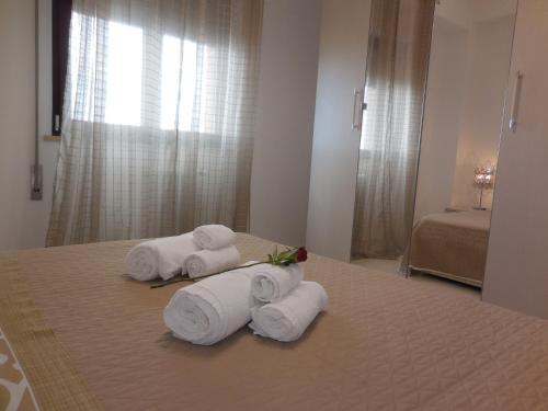 um quarto de hotel com toalhas numa cama em Villa del Sole Matera em Matera