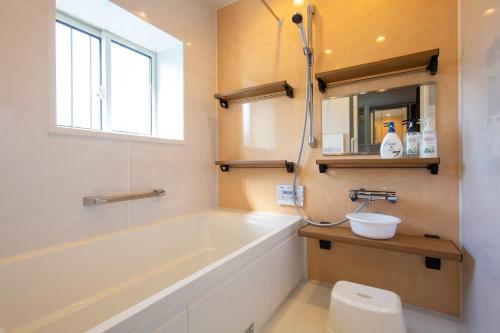 łazienka z wanną, toaletą i umywalką w obiekcie Nakatsugawa - House / Vacation STAY 39303 w mieście Nakatsugawa