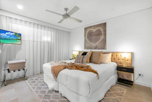 Un pat sau paturi într-o cameră la 329 Contemporary Apartment in Beachfront Resort Palm Cove