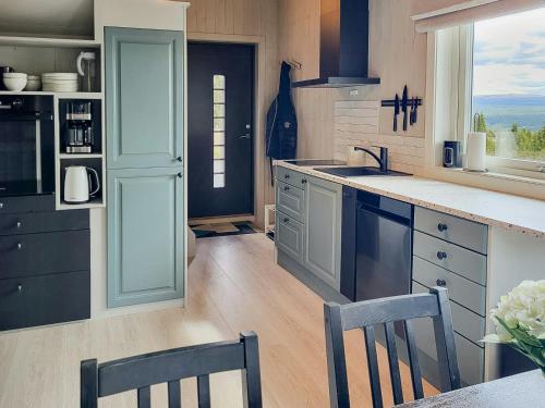 Kuchyň nebo kuchyňský kout v ubytování Cozy Cabin Near Gribbe With Alpine Skiing Nearby