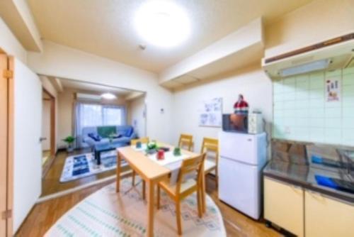 NikaidōにあるMerbeil Otsuka / Vacation STAY 4984の部屋にテーブルと椅子のあるキッチン