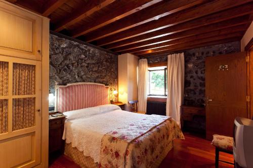 Tempat tidur dalam kamar di Hotel Antsotegi
