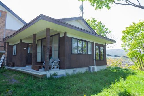 a small house on a hill with a green lawn at Yoichi-gun - House / Vacation STAY 43683 in Yoichi