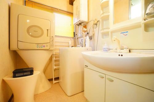 高山市にあるTakayama - House - Vacation STAY 85274の洗面台とトイレ付きの小さなバスルーム