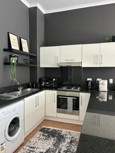 Una cocina o zona de cocina en 'Just Beachy' Muizenberg Beach Apartment