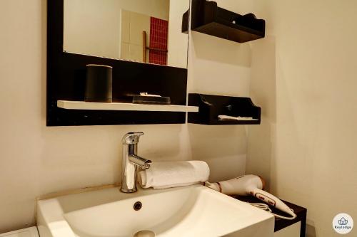 a bathroom with a sink and a mirror at La Tonnelle - 42m2 - Terrasse - Sainte-Clotilde in Saint-Denis