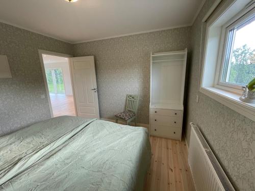Apartment on a farm with lake viewにあるベッド