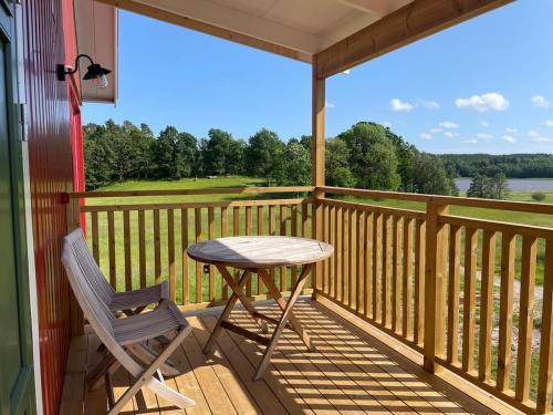 Apartment on a farm with lake viewにあるバルコニーまたはテラス