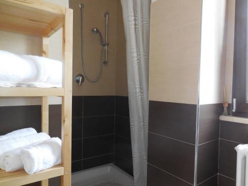 uma casa de banho com um chuveiro, um lavatório e uma banheira. em Villa del Sole Matera em Matera