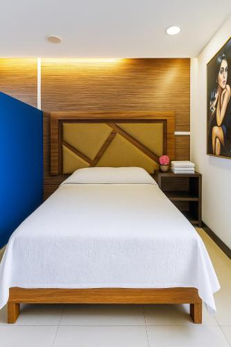 a bedroom with a large bed with a wooden headboard at Suite cerca del Consulado Americano 200 m Colonia Monraz in Guadalajara