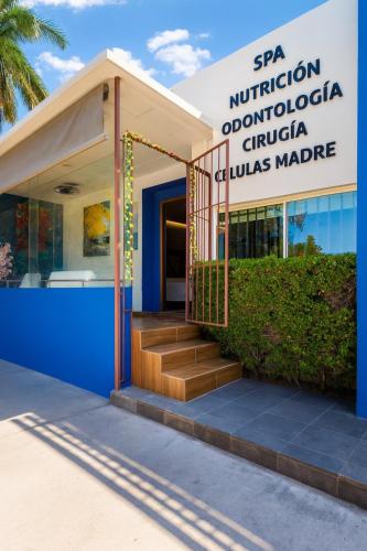 a building with stairs in front of a building at Suite cerca del Consulado Americano 200 m Colonia Monraz in Guadalajara