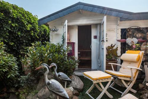 two birds are standing in front of a house at Kleine Oase Stuhr im Container E G 