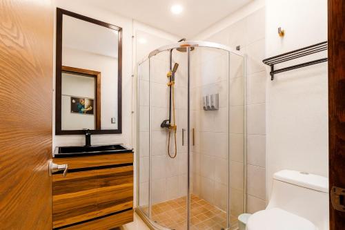 a bathroom with a shower with a glass door at Suite cerca del Consulado Americano 200 m Colonia Monraz in Guadalajara