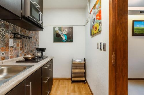 a kitchen with a sink and a counter top at Suite cerca del Consulado Americano 200 m Colonia Monraz in Guadalajara