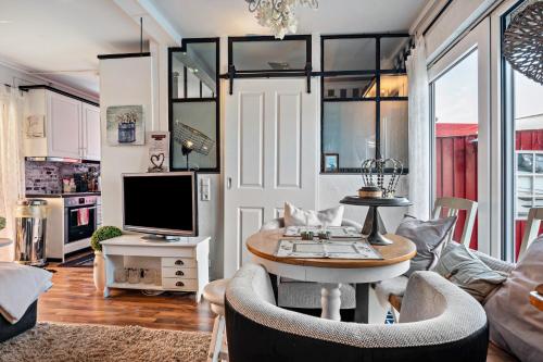 a living room with a table and a tv at Kleine Oase Stuhr im Container E G 