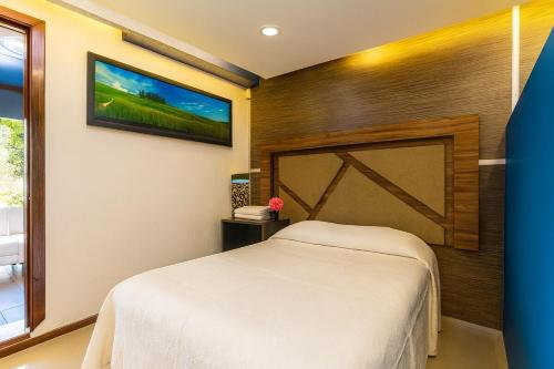 a bedroom with a bed and a tv on the wall at Suite cerca del Consulado Americano 200 m Colonia Monraz in Guadalajara