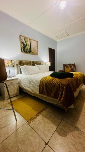 Una cama o camas en una habitación de O'Meara Overnight Rooms