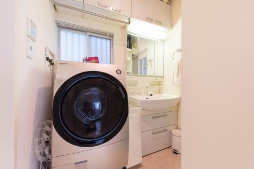 Eine Waschmaschine im Badezimmer neben einem Waschbecken in der Unterkunft Setagaya-ku - House / Vacation STAY 4789 in Kokuryō