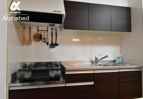eine Küche mit Spüle und Herd in der Unterkunft Scarl Matsunawa / Vacation STAY 49770 in Takamatsu