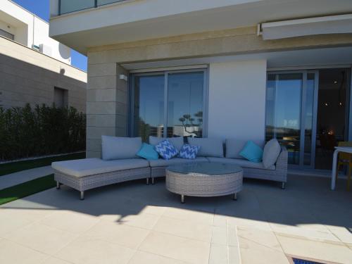 Χώρος καθιστικού στο Sunny Villa with Fenced Garden